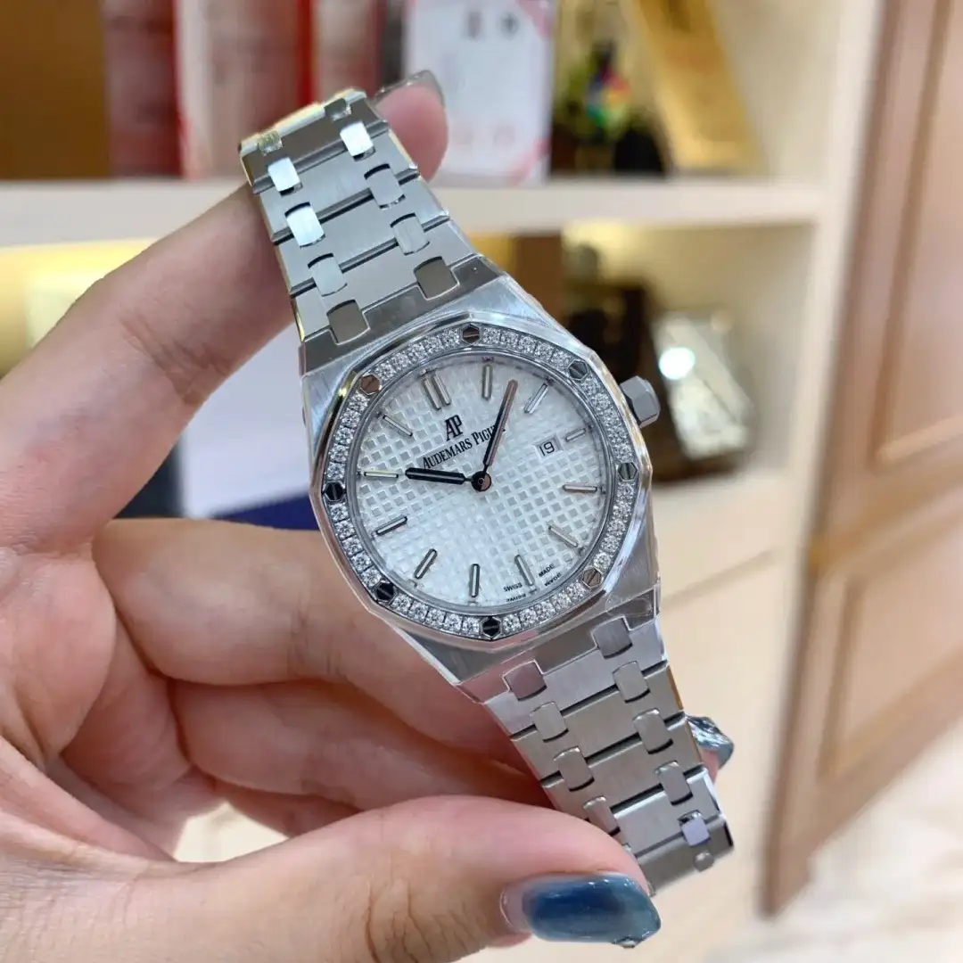 Audemars Piguet Royal Oak Quartz Silver 67651ST.ZZ.1261ST.01 - gallery
