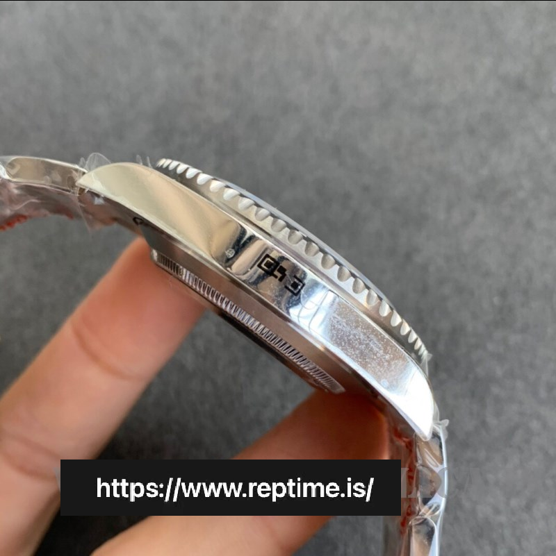 Rolex Submariner 124060 Men Automatic 41MM - view 6